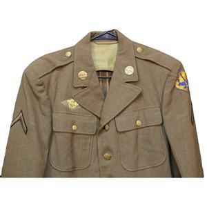 Chaqueta de Uniforme Estadounidense Antigua de la Segunda Guerra Mundial con Insignias y Botones Originales - Product Image 2