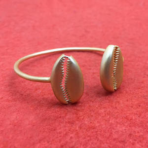 Bracelet manchette en coquillage plaqué or fait main de créateur Bracelet tendance SKU5796 - Product Image 2