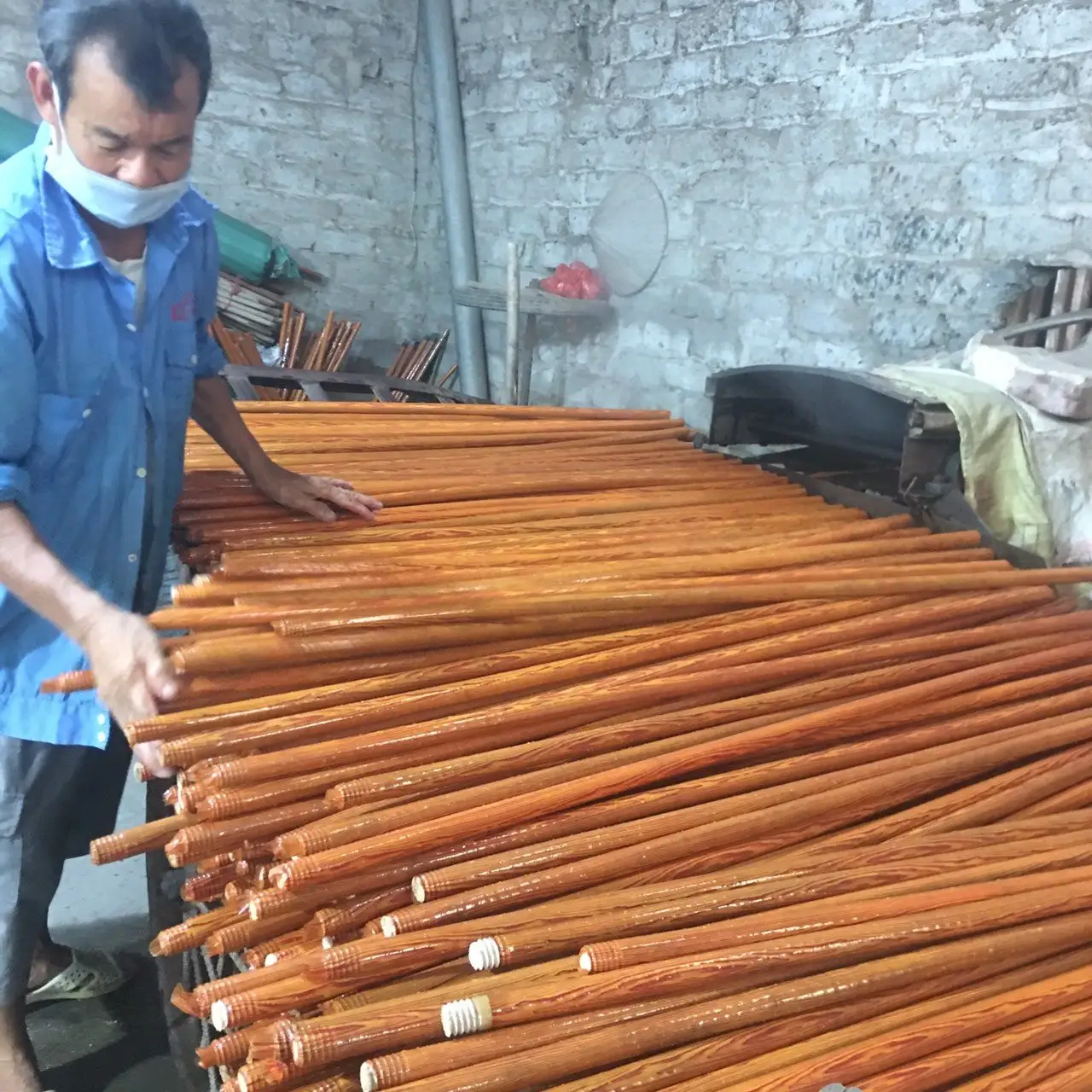 वियतनाम कारखाने पदोन्नति सफाई उपकरण की आपूर्ति प्राकृतिक लकड़ी झाड़ू संभाल लकड़ी के डंडे