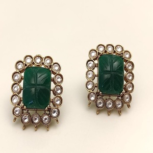 Magnifique ensemble de boucles d'oreilles de la meilleure qualité Design élégant en pierre parfait pour les célébrations de mariages Boucles d'oreilles modernes - Product Image 1