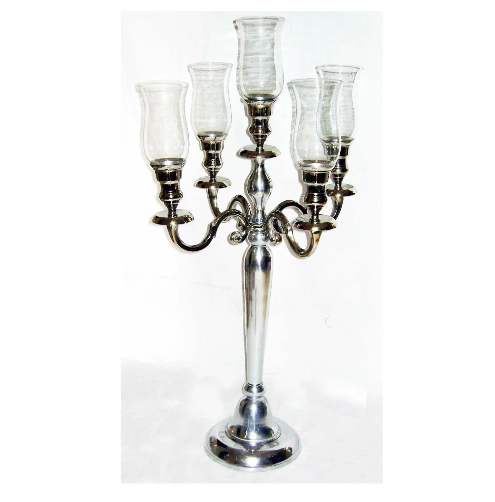 透明なガラスの煙突が付いている金属の高い床の立っている燭台銀の光沢のある燭台ガラスの奉納が付いている5つの腕のキャンドル