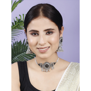 Conjunto de Joyería de Moda GS con Flor Redonda Negra en el Centro, Gargantilla Elegante con Diseño Estilizado - Product Image 2