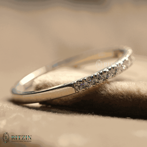 Anillo de boda de media eternidad con diamantes de corte redondo para mujer - Product Image 1
