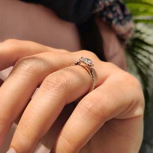 Anillo de Compromiso con Diamante en Forma de Corazón con Halo y Engaste Pavé, Certificado IGI, Claridad VS - Product Image 5