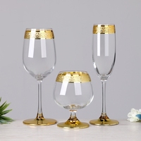 Flûtes à Champagne, Verres à Cognac, Refroidisseurs à Cocktails et Verres à Vin Vintages en Cristal avec Motif Gravé, Bords Dorés et Base Épaisse à Bande Dorée