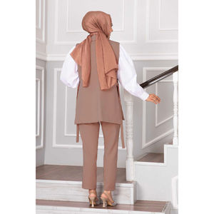 ชุดฮิญาบสองชิ้นสไตล์ออฟฟิศเลดี้พร้อมเสื้อกั๊กสีน้ำตาลอูฐ - Product Image 5