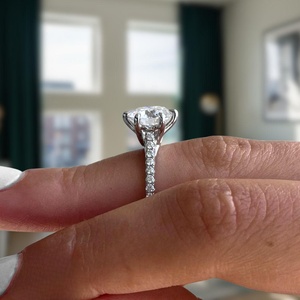 Anillo de Compromiso de Diamante Cultivado en Laboratorio con Corte Brillante, Chapado en Rodio y Oro Blanco para Mujer, con Diamantes Laterales, Certificado IGI, Clásico de Lujo - Product Image 5