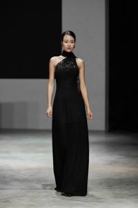 เดรสหรูหราขายดีสำหรับผู้หญิง ODM CORINNE ชุดเดรสลูกไม้สุดหรู คอวีแบบพัน ไม่มีแขน ชุดเดรสผู้หญิงจากเวียดนาม - Product Image 2