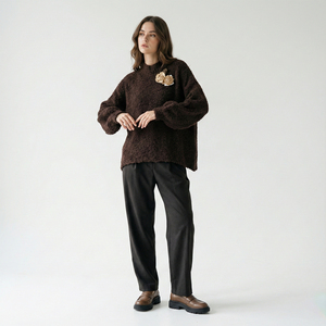 Pull à manches ballon larges avec épingles florales - Product Image 1