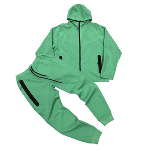 Conjunto de ropa personalizada para hombre con chándal diseñado para entrenamientos de jogging y uso casual que ofrece comodidad, durabilidad y estilo. - Product Image 2