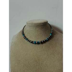 Collier en fil de mémoire perlé, style Navajo, avec turquoise Kingman et perles en argent sterling graduées, motif en forme de boule - Product Image 2