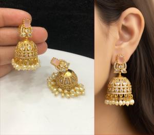 ต่างหูชุบทองคุณภาพดีเยี่ยม ดีไซน์แบบดั้งเดิม ประดับด้วยเพชร CZ สำหรับงานแต่งงานและงานปาร์ตี้ คอลเลคชั่นสำหรับผู้หญิงและเด็กผู้หญิง - Product Image 4