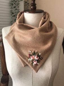 Tela de bufanda bordada personalizada con servicio de etiquetado blanco, suministro a granel de alta calidad y MOQ bajo para su marca - Product Image 3