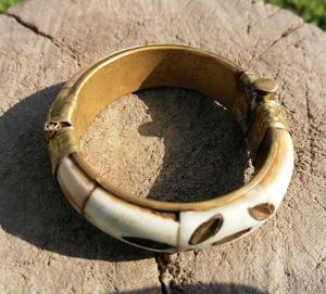 Pulsera Artesanal Moderna de Latón Pulido con Hueso, Hecha a Mano, Elegante, Ligera y Personalizable - Product Image 3
