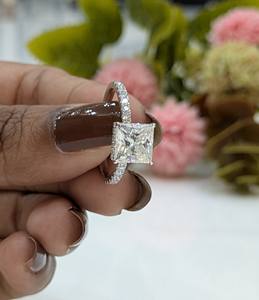 Bague de fiançailles en or blanc 14 carats massif, sertie d'un halo caché pavé de diamants de laboratoire taille princesse de 2 carats, cadeau de la Saint-Valentin - Product Image 3