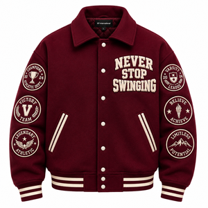 Chaqueta Varsity con Capucha Color Granate para Hombre, Bordada con la Frase 'Never Stop Swinging Back', Estilo Casual de Otoño - Product Image 1
