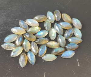 Piedra lunar de labradorita natural al por mayor, piedras preciosas sueltas con reverso plano de 2x4mm-15x30mm para la fabricación de joyas - Product Image 3