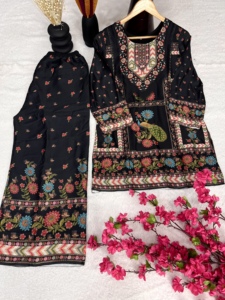 Traje de Dos Piezas para Mujer Unity Luxure, Estampado Digital de Lujo, Tela Crepé Suave Premium, Kurti Floral con Pantalones a Juego - Product Image 3