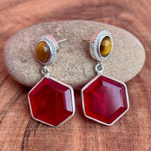 ทับทิมทรงหกเหลี่ยมทำด้วยมือสีแดงควอตซ์และตาเสือห้อยต่างหูเงินอัญมณีดีไซน์เนอร์สำหรับผู้หญิง - Product Image 2
