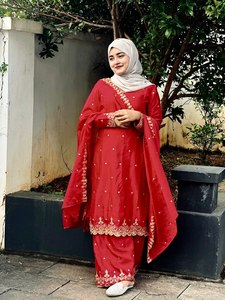 SÉQUENCE SPÉCIALE FESTIVAL BRODERIE SUR DESSUS EN TISSU DE SOIE ET PLAZZO AVEC ENSEMBLE DUPATTA - Product Image 2