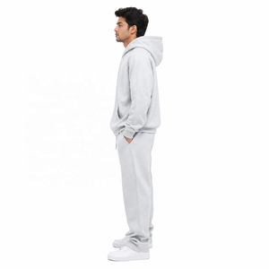 Conjunto Deportivo Personalizado de Alta Calidad para Hombre, Sudadera con Capucha Oversize en Bloques de Color, Mangas Raglán Cortas y Pantalones Anchos con Corte Acampanado - Product Image 4