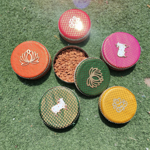 Caja de regalo Ladoo de acero inoxidable con brocado con diferentes diseños y patrones Festival Regalos a granel Mithai Favors - Product Image 1