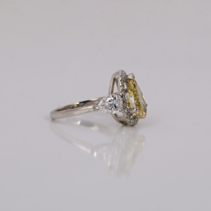 Anillo de compromiso de Halo de tres piedras de diamante creado en laboratorio de corte de pera amarilla, Diamante de corte redondo, anillo de regalo de aniversario de oro sólido de 18KT - Product Image 6
