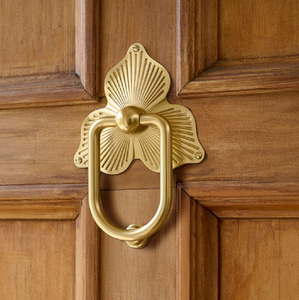 Un distinguido aldaba de latón con cabeza de caballo, una declaración hermosa y poderosa para su puerta, disponible a precios al por mayor. - Product Image 6