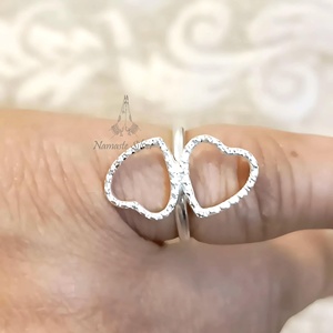 Bague double cœur en argent sterling 925, élégante et minimaliste, incrustation artisanale, bijou de promesse avec bande de cœur connectée - Product Image 4