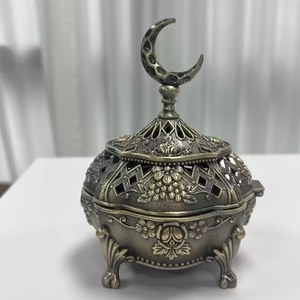 Quemador de incienso de luna creciente de latón antiguo con diseño de recorte adornado y motivos florales para decoración de Eid y Ramadán - Product Image 1