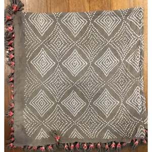 Écharpe carrée en coton ethnique Bandhani avec pompons, couleur gris terre, motif diamant - Product Image 6