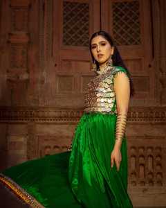 Prêt à Porter Moderne Dentelle Lourde Brodée Col En V Longueur Au Genou 100% Polyester Robe De Mariée Pour Femmes En Gros Nouvelle Arrivée - Product Image 3