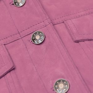 Chaqueta Trucker de Cuero Gamuza Vintage con Cuello Camisero, Detalles de Botones de Latón Premium, Clásica y Elegante. - Product Image 3