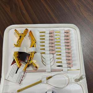 ASB Kit d'outils d'extension de cheveux professionnels attachés à la main avec aiguilles C pince en acier inoxydable or nu personnalisée pince à cheveux ciseaux - Product Image 2