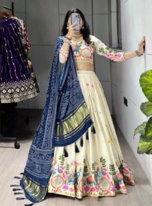 Lehenga Choli de Algodón con Bordado para Bodas, Fabricante de Moda Femenina de Surat a la Tarifa Más Baja - Product Image 3
