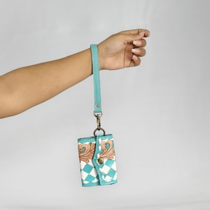 Nuevo Porta Pasaportes de Cuero Genuino Hecho a Mano de Alta Calidad para Mujer, Diseño Floral a Cuadros, Estilo Moderno, Corto con Botón - Product Image 1