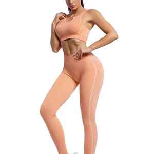 Conjunto de yoga personalizado para mujer, elaborado con tela ligera que proporciona flexibilidad y comodidad transpirable. - Product Image 5