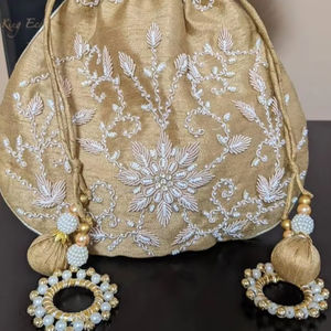 2025 @ Impresionantes bolsas Potli en tela de seda cruda con Dabka adornado, cuentas de cristal Hand Zari Work para fiesta/boda - Product Image 1