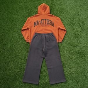 Ensemble de survêtement pour homme en deux pièces : sweat-shirt à capuche orange personnalisé avec fermeture éclair et pantalon de survêtement noir à jambes larges - Product Image 6