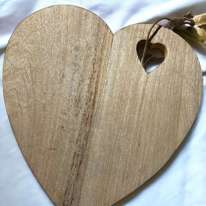 เขียงไม้รูปหัวใจ เป็นมิตรกับสิ่งแวดล้อม  ผิวธรรมชาติ หนา 1.5 ซม.  รับสั่งซื้อจำนวนมาก - Product Image 1
