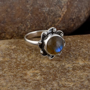 925พลอยลาบราดอไรต์ไฟสีน้ำเงินแหวนแต่งงานสไตล์โบฮีเมียนสีเงินสเตอร์ลิงดีไซน์ดอกไม้ออกซิไดซ์ฟรีไซส์สำหรับเป็นของขวัญให้กับภรรยา - Product Image 3