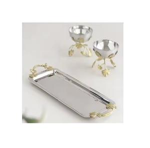 Bandeja de servicio de chocolates de metal decorada de lujo Acabado plateado brillante con mango dorado Bandeja de servicio de comida de aspecto increíble - Product Image 1