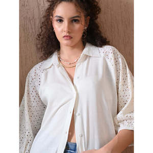 Camisa Raglan con Mangas Schiffli, Cuello Alto, Estilo Boho Informal, Tejido de Verano, Color Blanco, 100% Algodón Transpirable para Mujer Moderna - Product Image 1