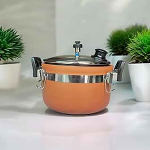 Autocuiseur en terre cuite avec couvercle en verre dans un cadre de cuisine-Cuiseur en argile naturelle pour des saveurs authentiques à la maison - Product Image 1