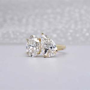 Anillo de Compromiso Toi Et Moi con Certificación IGI, Diseño de Dos Piedras con Diamantes Ovalados y en Forma de Pera - Product Image 3