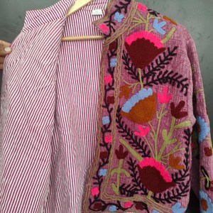 Veste en coton du Cachemire matelassée et brodée à la main, avec des motifs floraux vibrants, des broderies Aari complexes et respirante. - Product Image 2