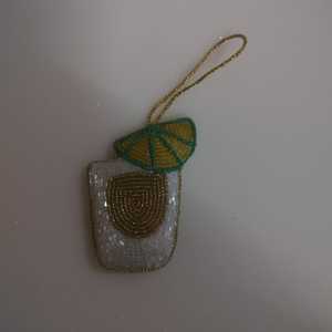 Llavero Elegante con Diseño de Botella de Jugo, Bordado a Mano con Cuentas Multicolores, Tela Ecológica, Adorno Navideño Bonito y Original - Product Image 6