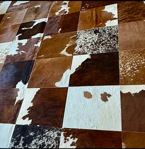 Tapis en cuir de vache patchwork - Product Image 1