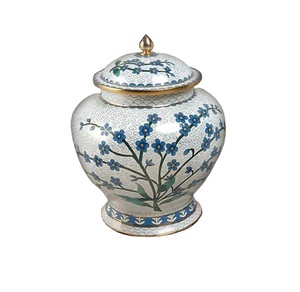 Urna de aluminio para adultos con flor blanca y azul pintada a mano para cenizas humanas Urna de recuerdo de diseño clásico hecha a mano - Product Image 1