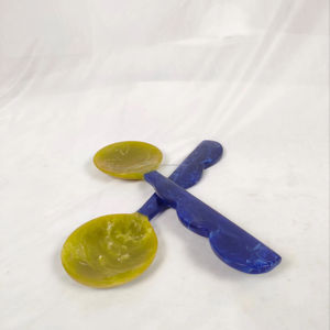 Ensemble de serveurs à salade en résine de qualité alimentaire écologique, logo personnalisé, cuillère à salade en résine rose, ustensiles de cuisine, nouveauté, manche noir - Product Image 1